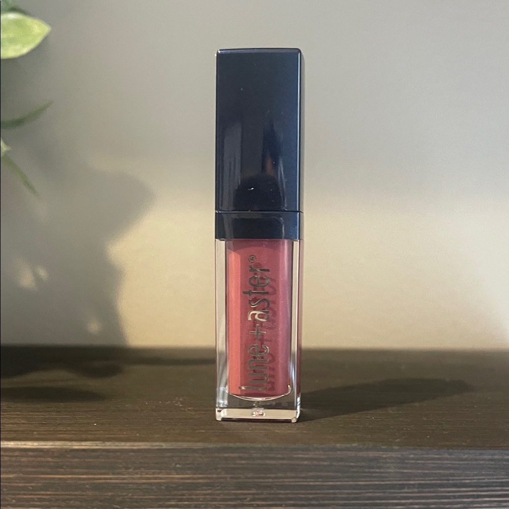 Lune+Aster Vitamin C+E Lip Gloss Shade-Activist